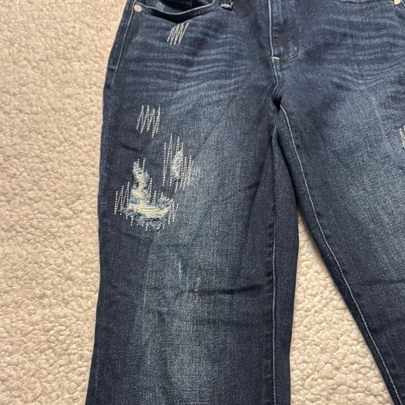 Judy Blue Boyfriend Blue Jeans with Distressed Details - Picture 4 of 8